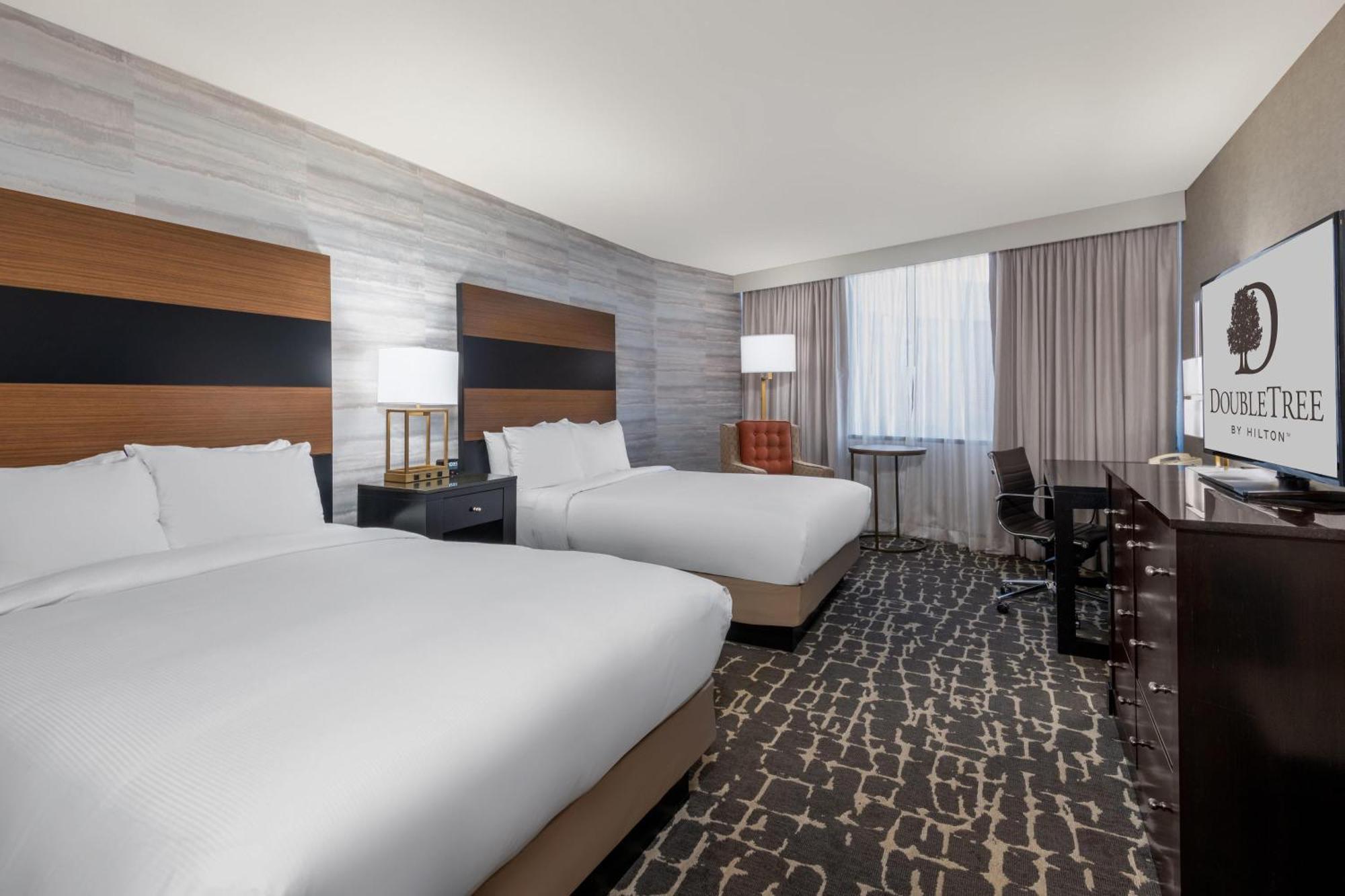 Queen Room Two Queen Beds Mountain View