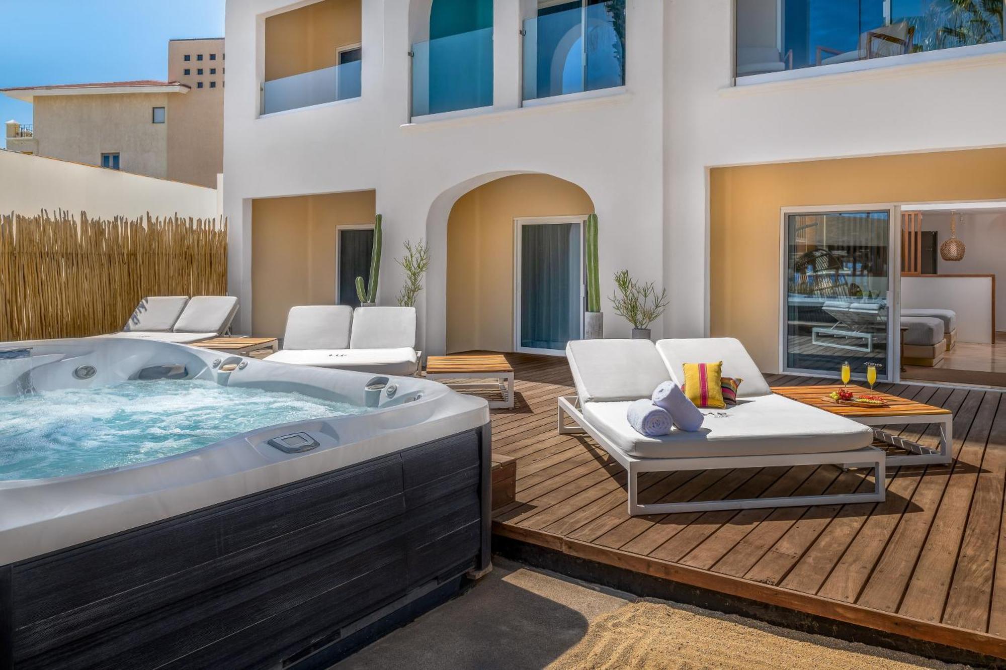 Superior ME Social Hot Tub