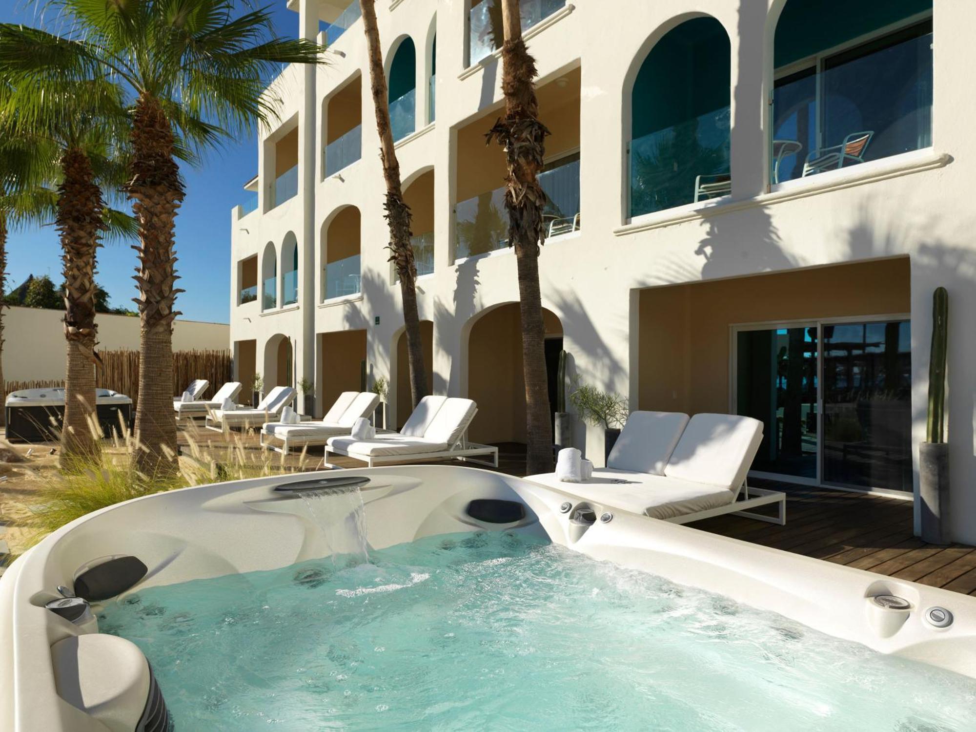 Superior ME Social Hot Tub