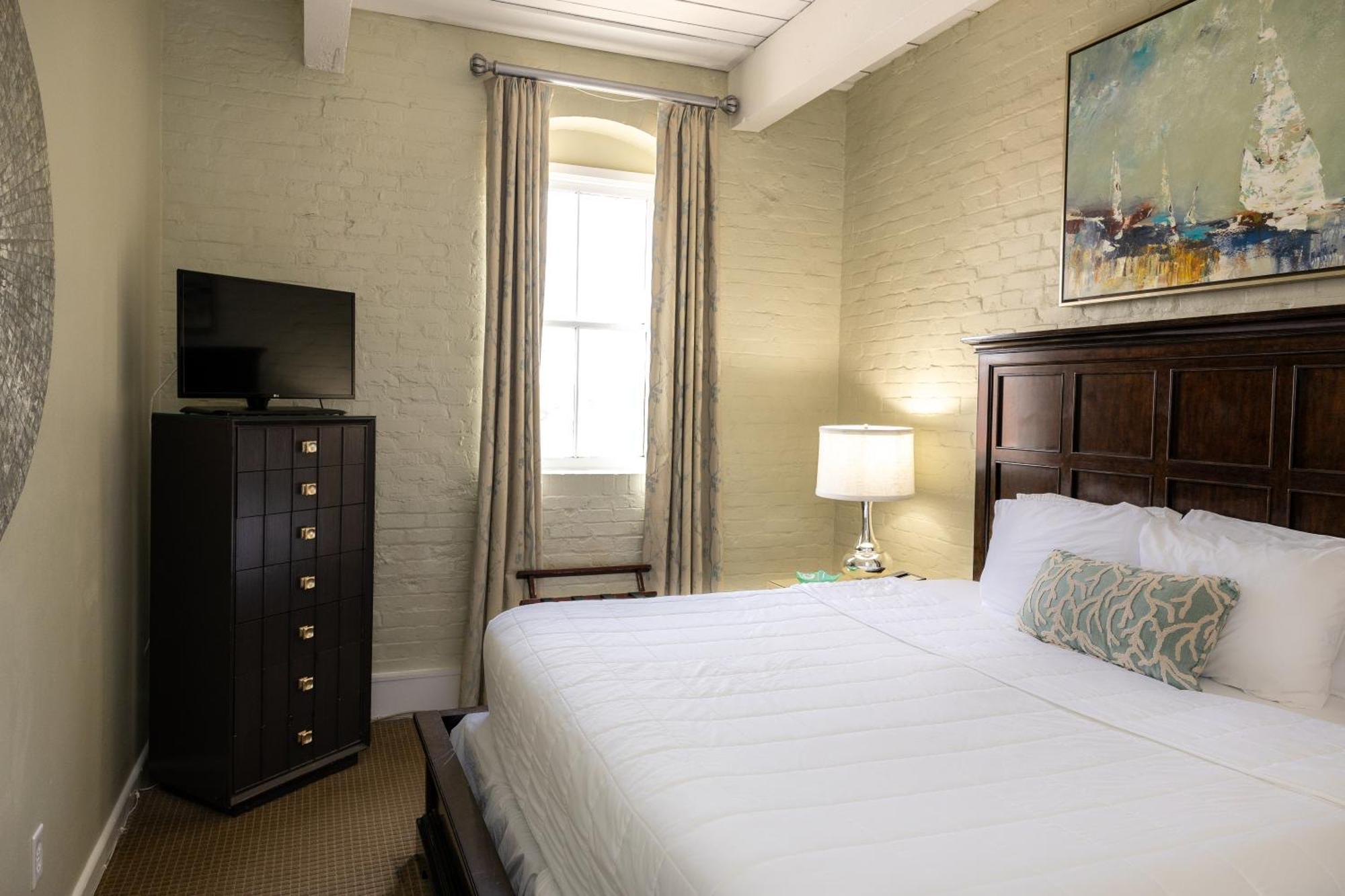 One-Bedroom King Suite Street View Stair Access Only