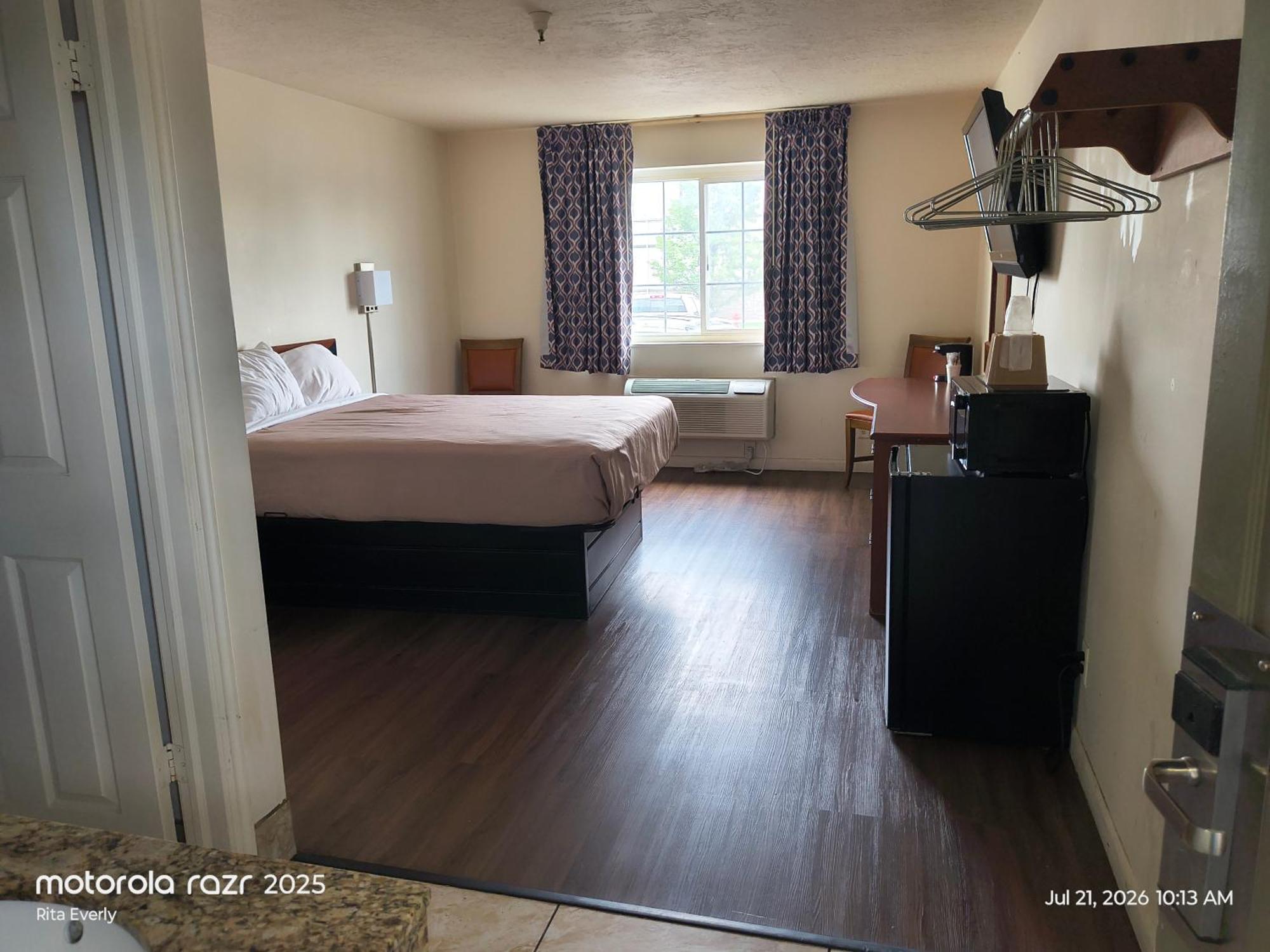 Queen Room Smoking or Pet Friendly