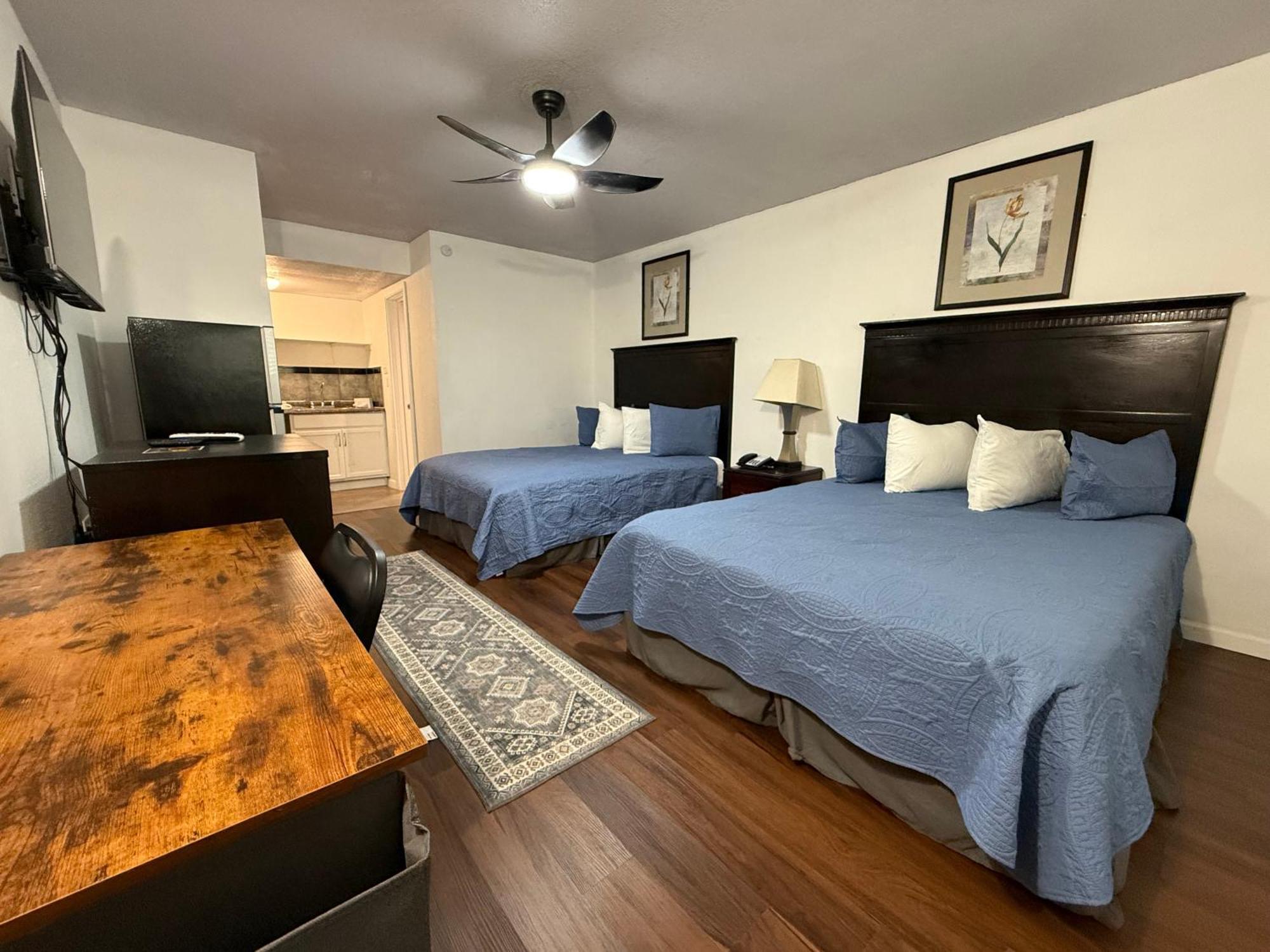 Studio Mini Kitchen Two Queen Beds