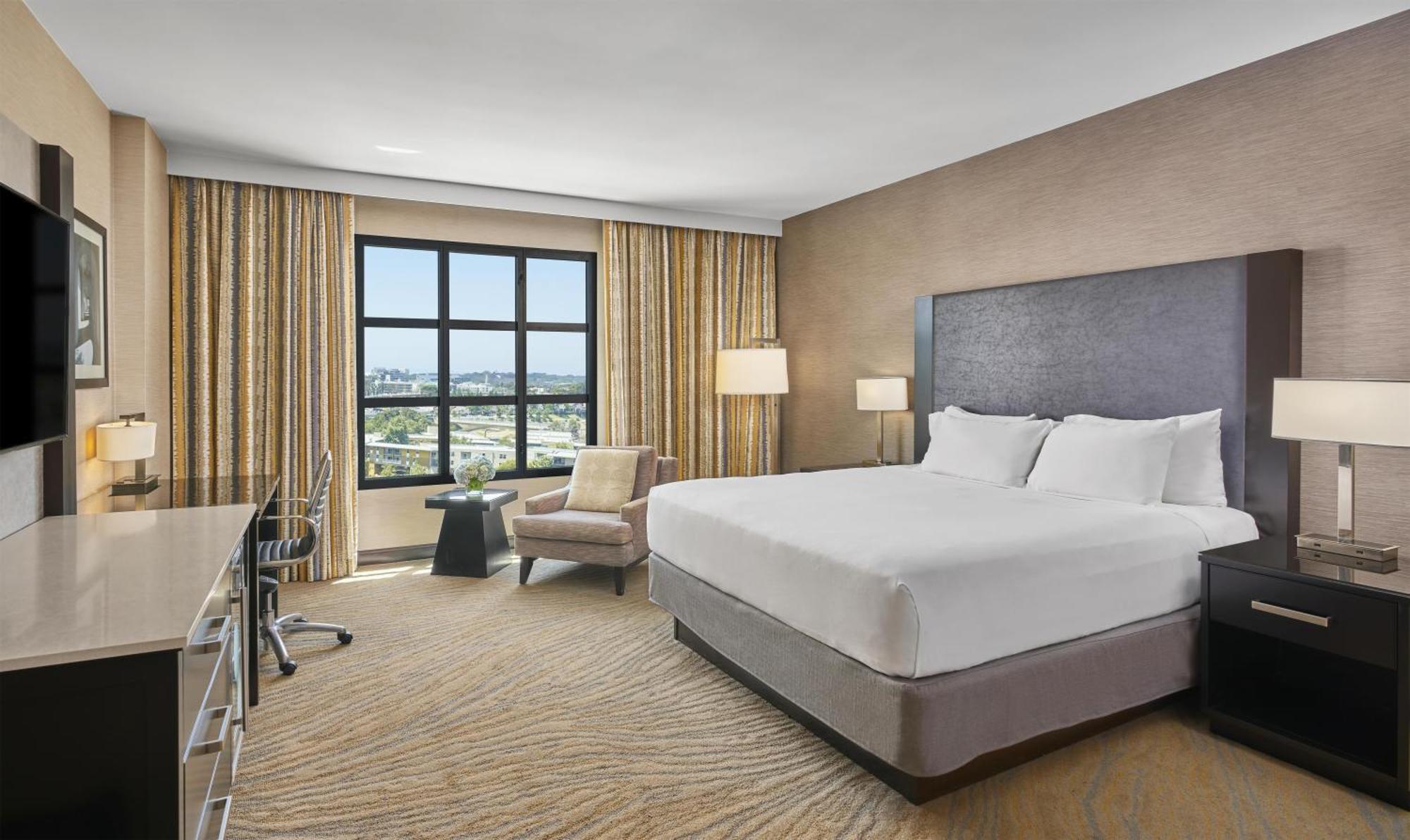 Corner King Room