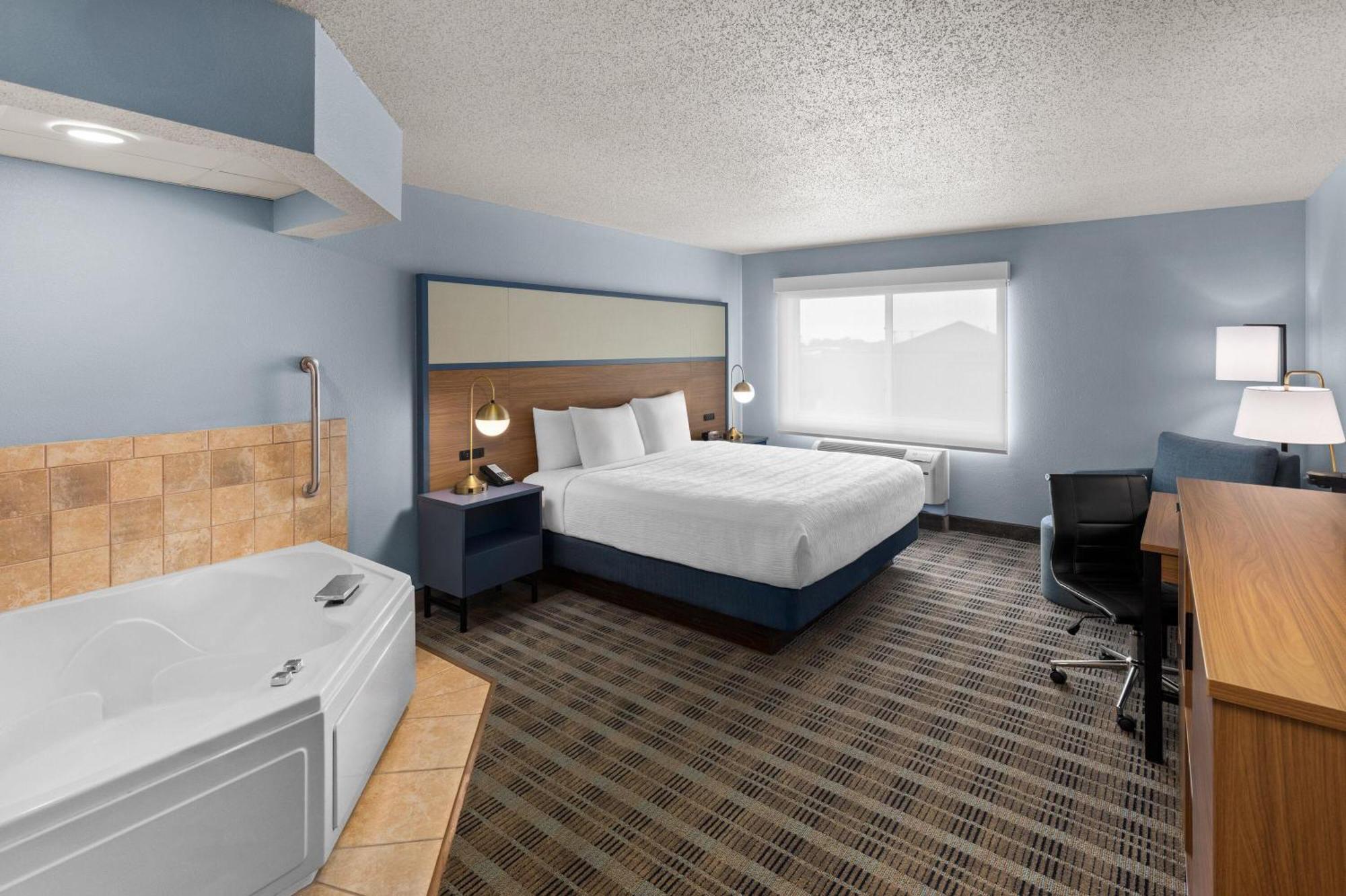 Deluxe King Studio Suite Jetted Tub Non-Smoking