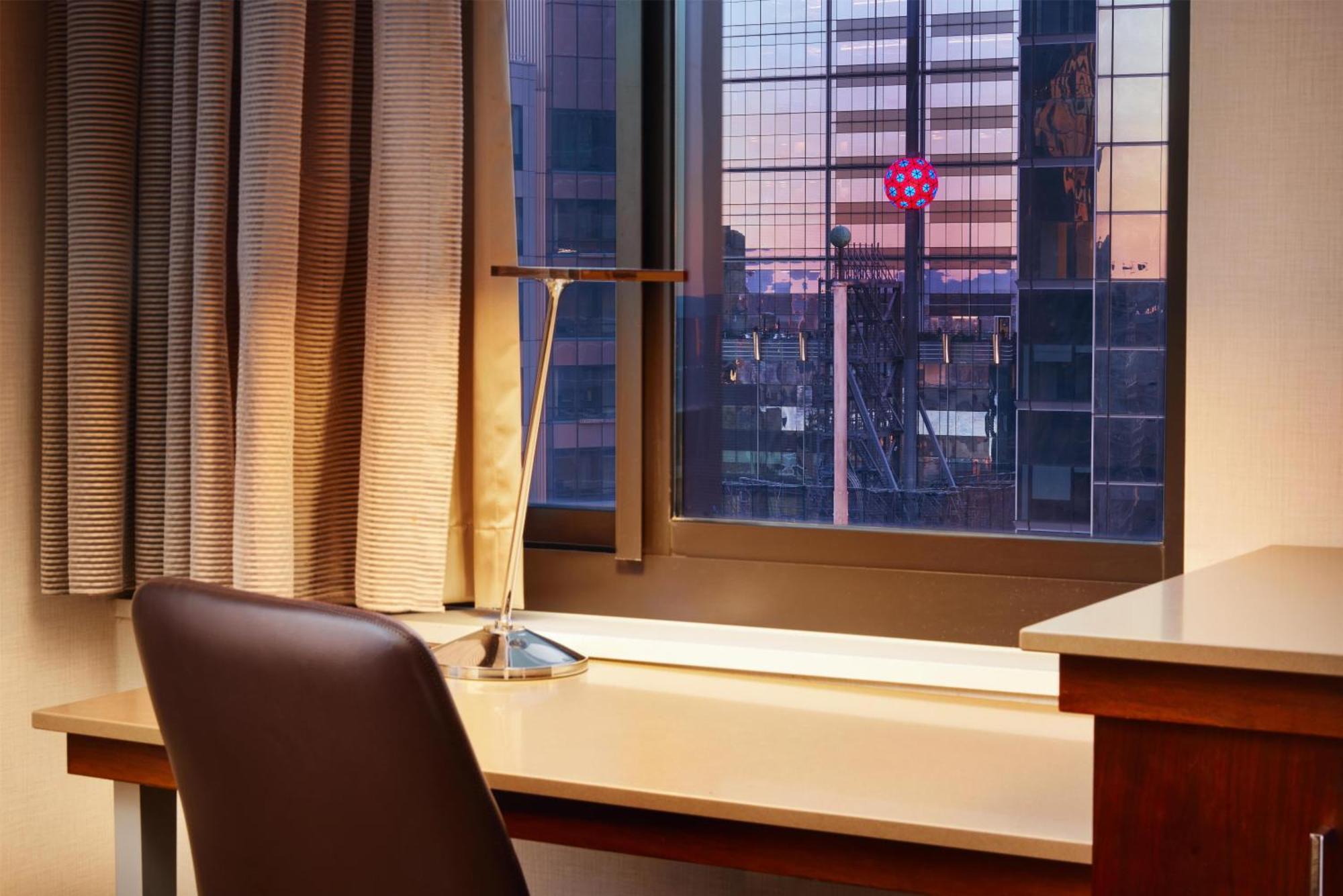 Chambre Lit King-Size avec Baignoire - Vue sur Times Square - Accessible aux Personnes à Mobilité Réduite