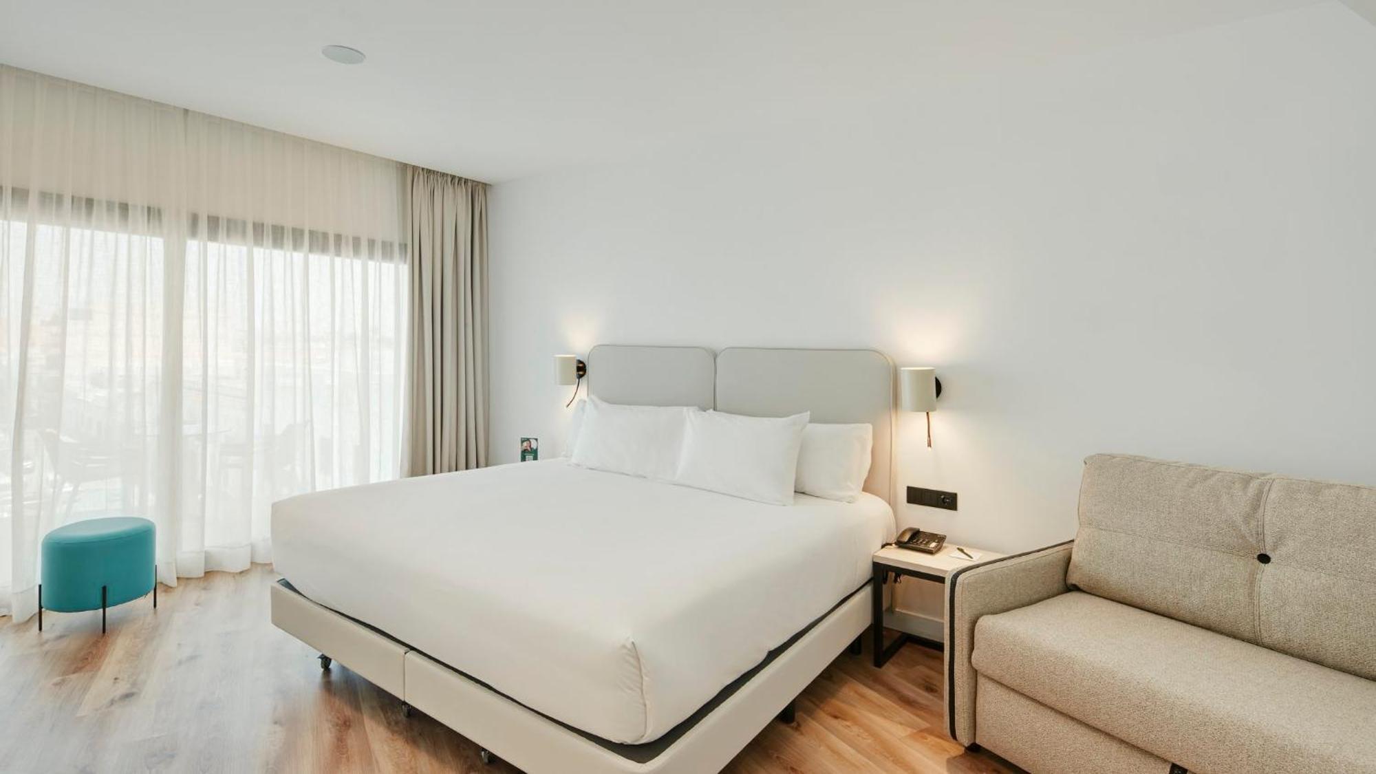 Habitación triple Superior con terraza y vista lateral al mar