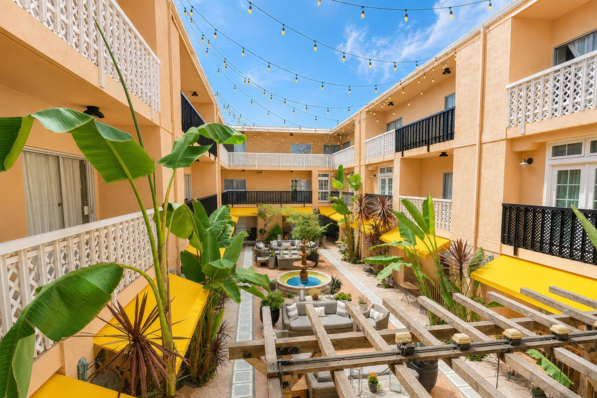 Quarto com Cama King-size e Vista do Jardim