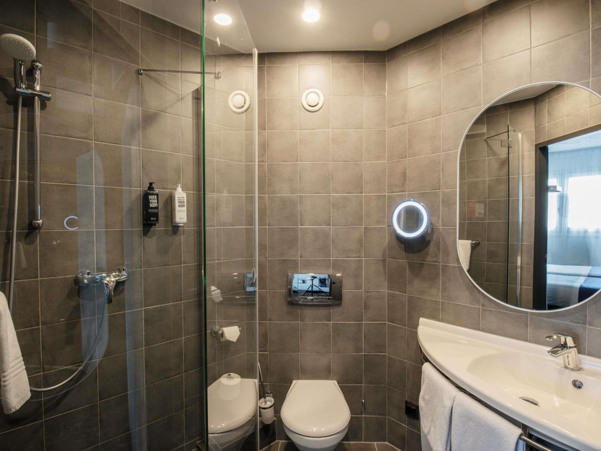 Agora Queen Room