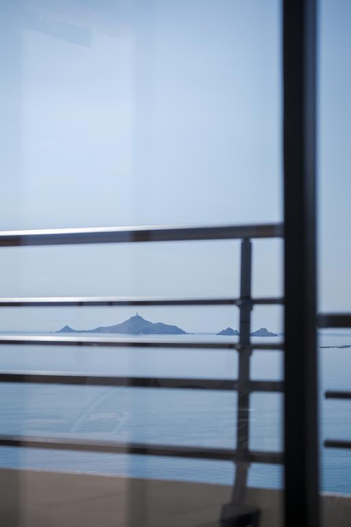 One-Bedroom Apartment Sea View
