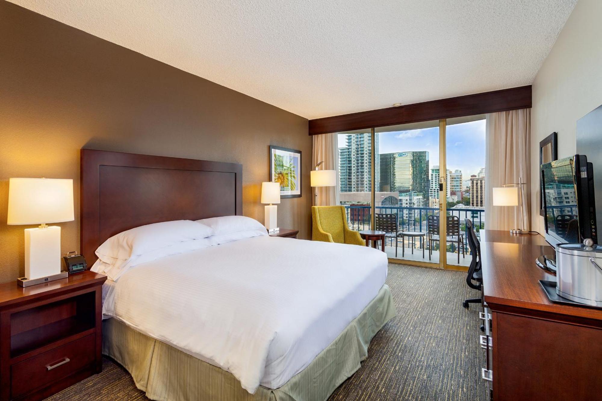 1 King Bed Superior Room Skyline View Non-Smoking,703986667:JPEG