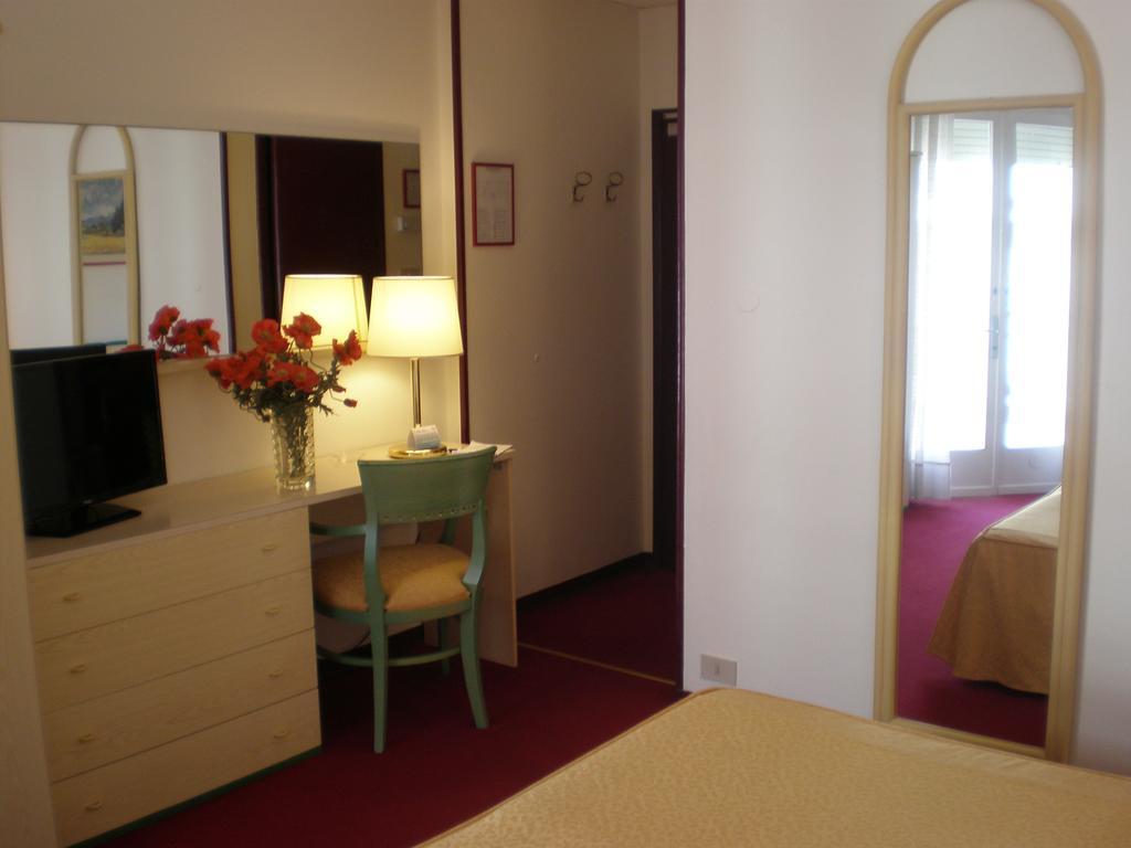 Double or Twin Room Lateral Sea View