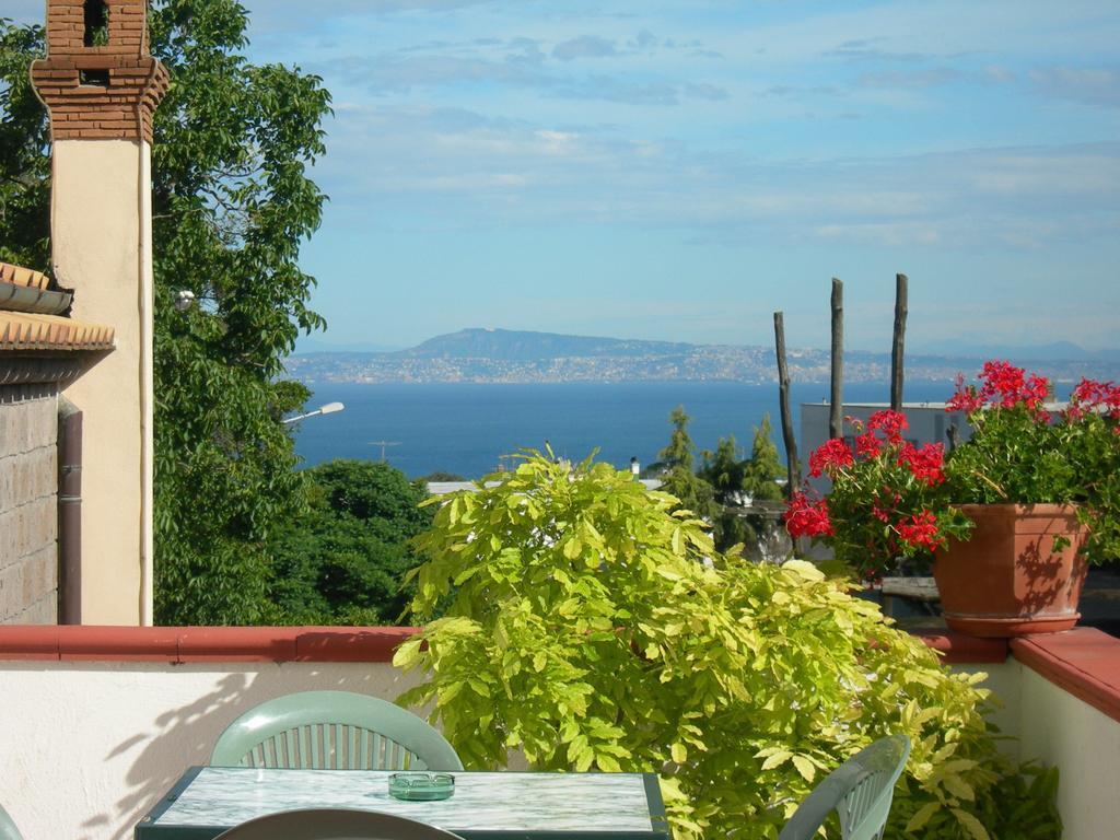 Camera Matrimoniale con Vista Giardino