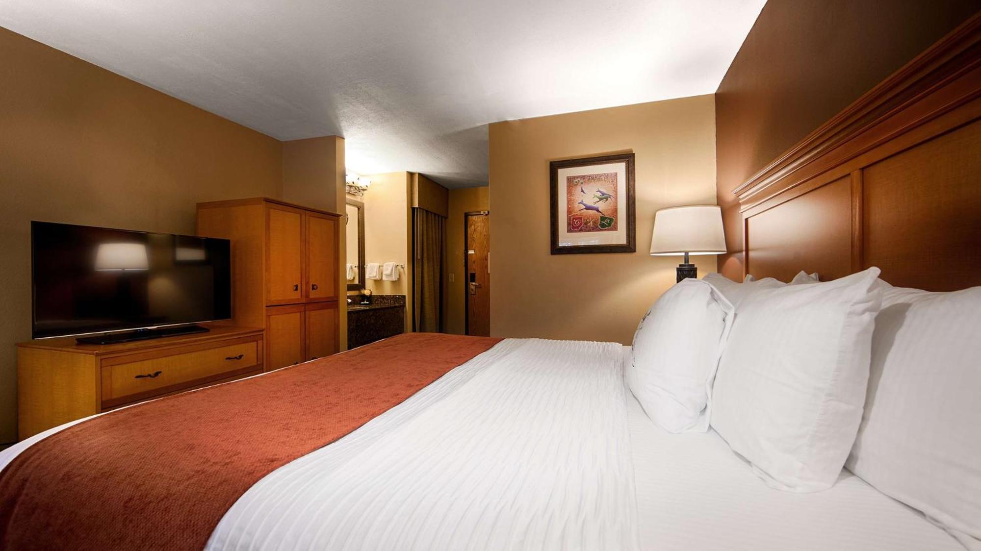 King Suite with Bath Tub and Sofa Bed - Disability/Non-Smoking,1278266626:JPEG