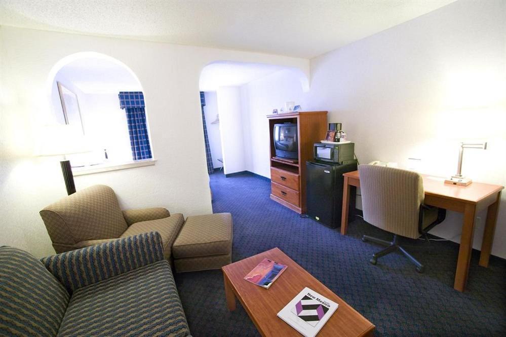 Deluxe King Studio Suite - Non-Smoking