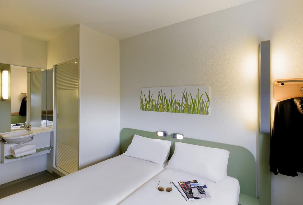 Twin Room,1765360511:JPEG