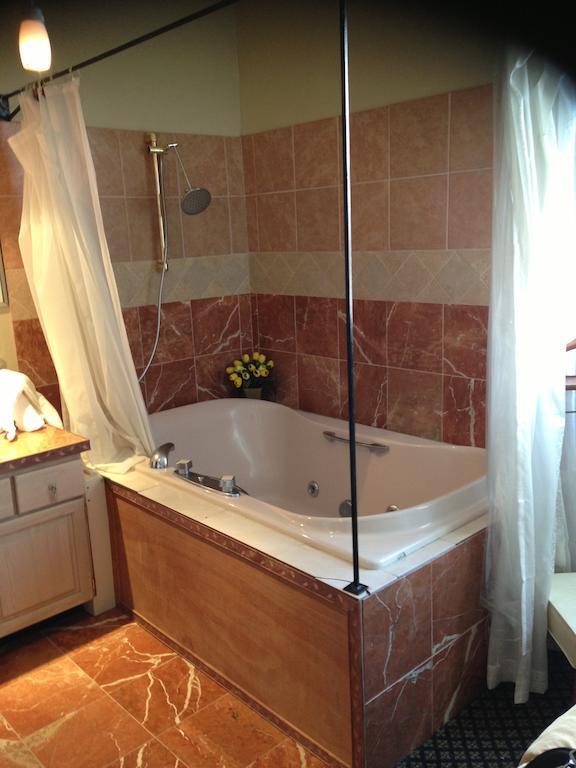 Queen Suite with Spa Bath