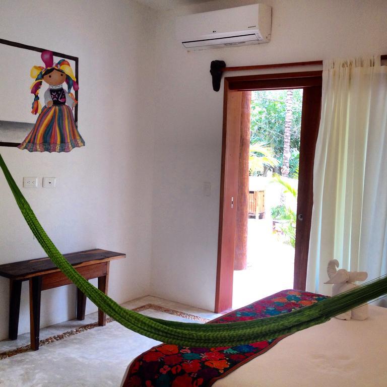Habitación con cama grande y baño privado
