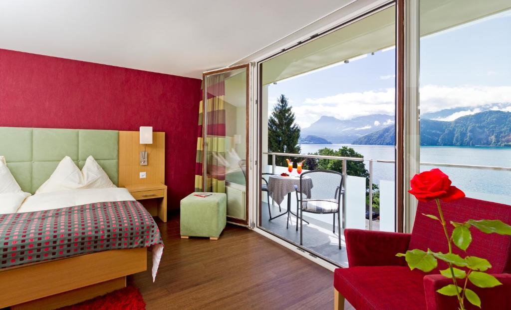 Familiensuite mit Seeblick und Balkon