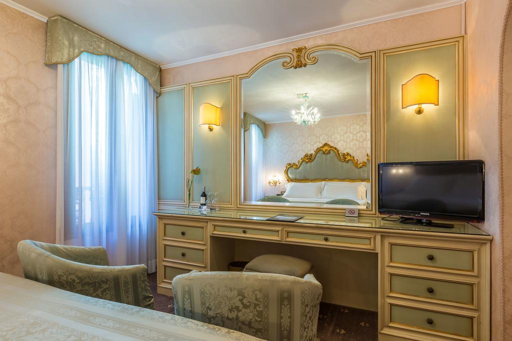 Classic Double Venetian Room