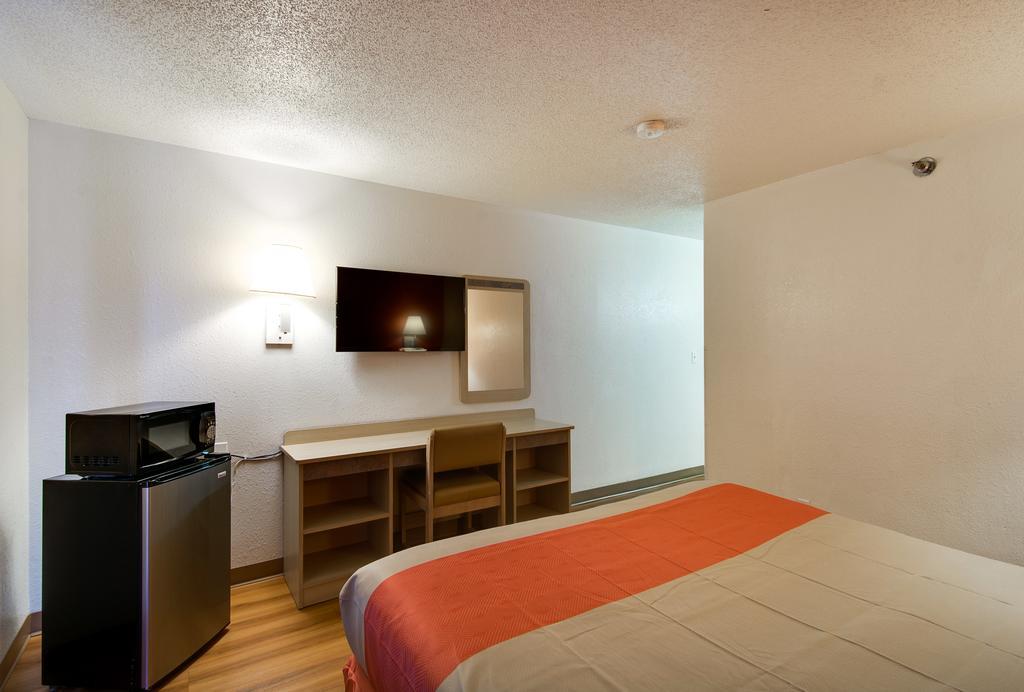 Queen Room - Disability Access - Smoking