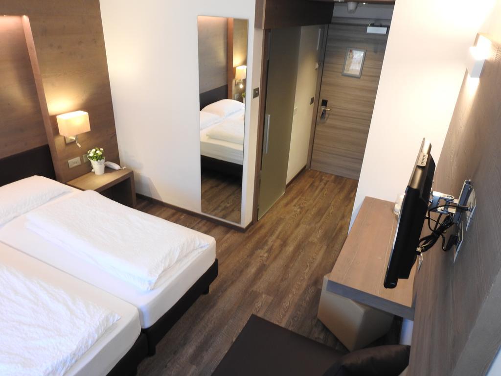 Double or Twin Room,380815753:JPEG