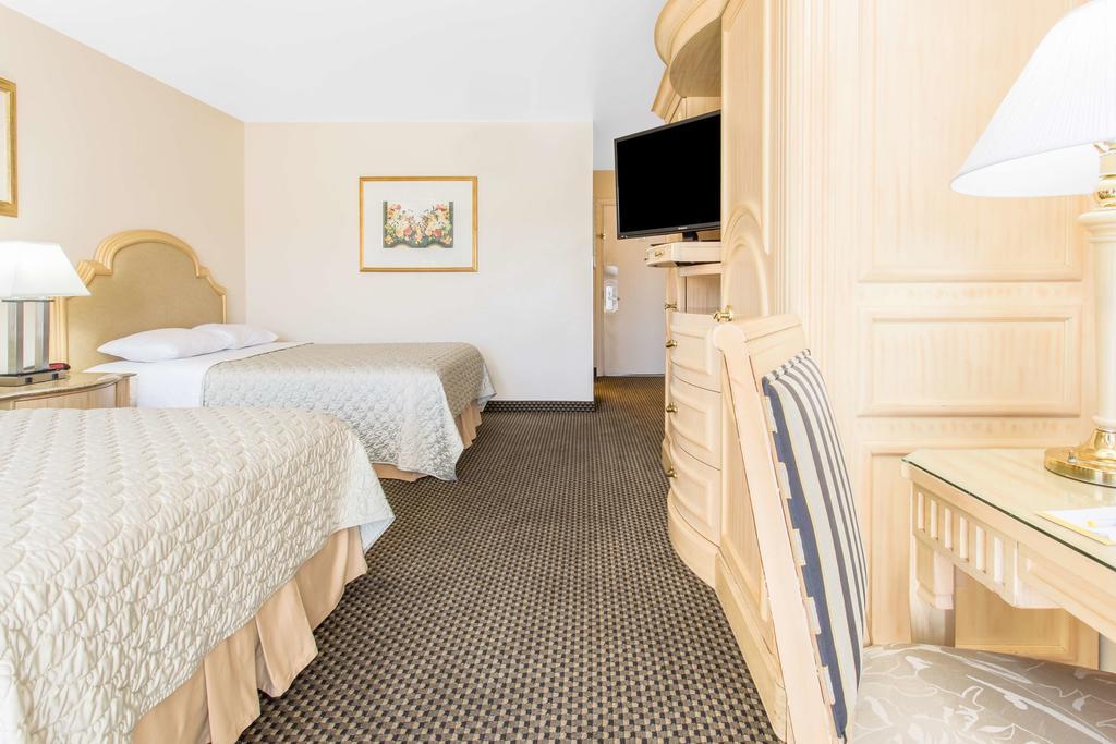Deluxe Room with Two Double Beds and Courtyard View - Non-Smoking