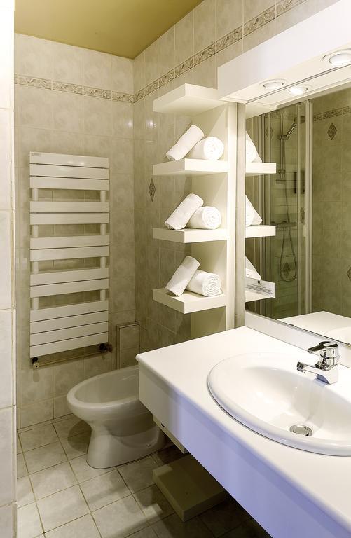 Quadruple Room Shower