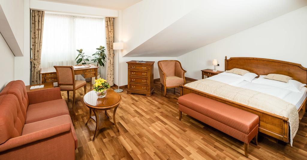 Double Room,272392977:JPEG