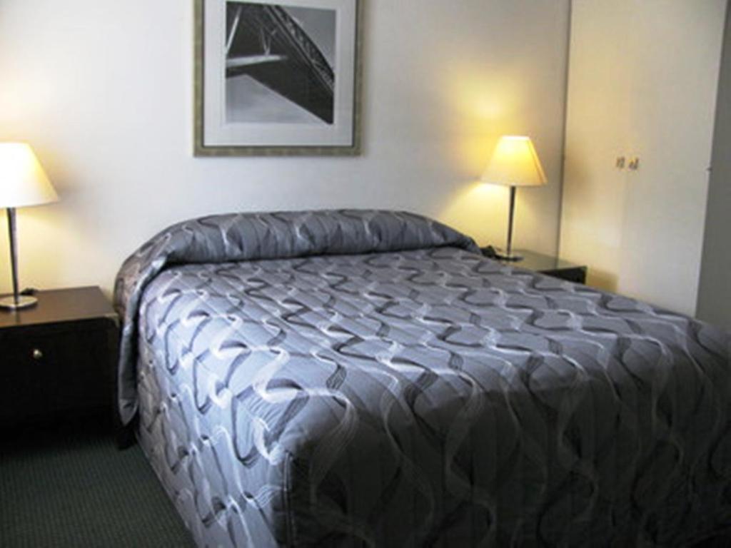 Deluxe Queen Room