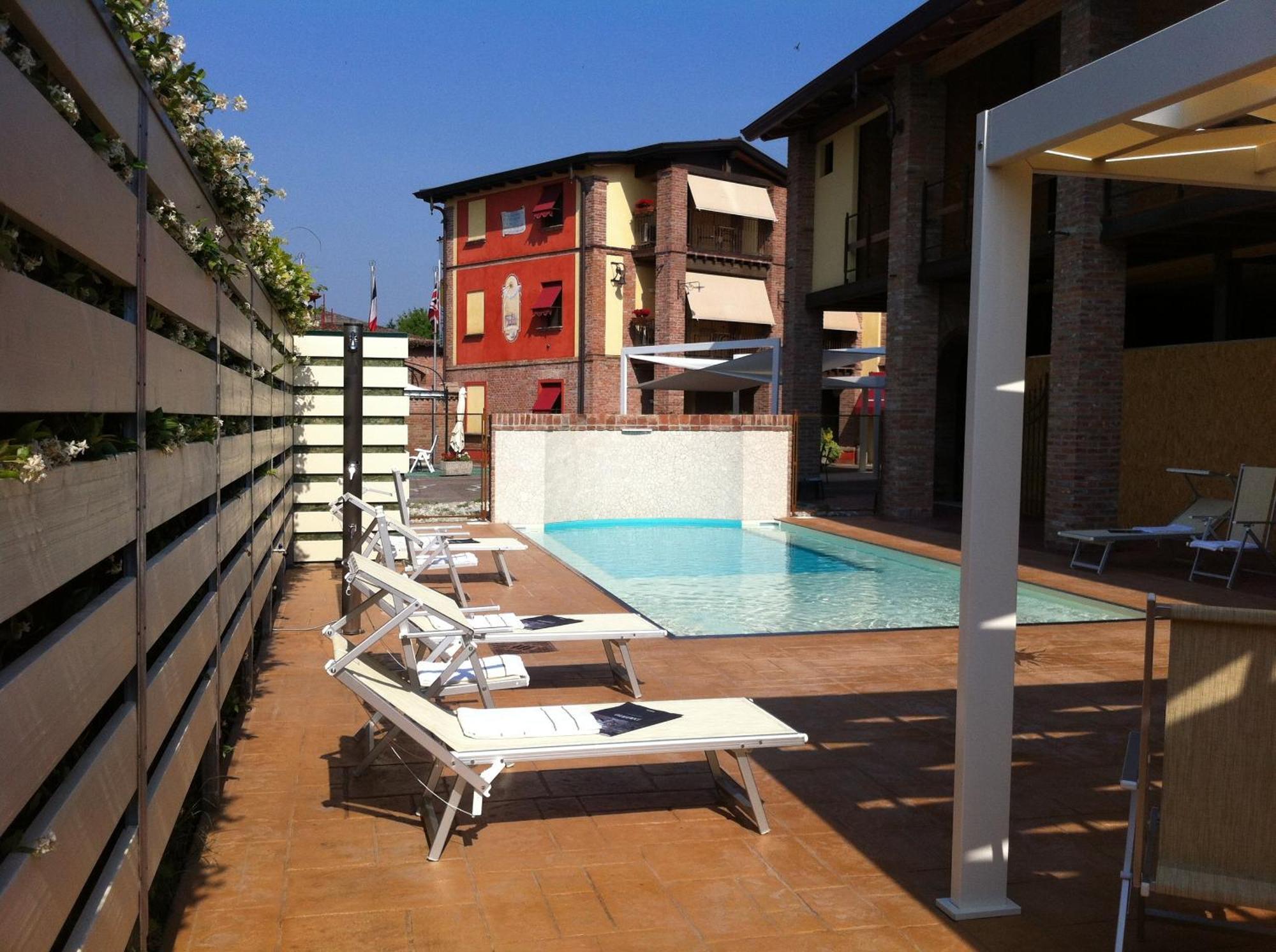 Camera Matrimoniale con Vista Piscina