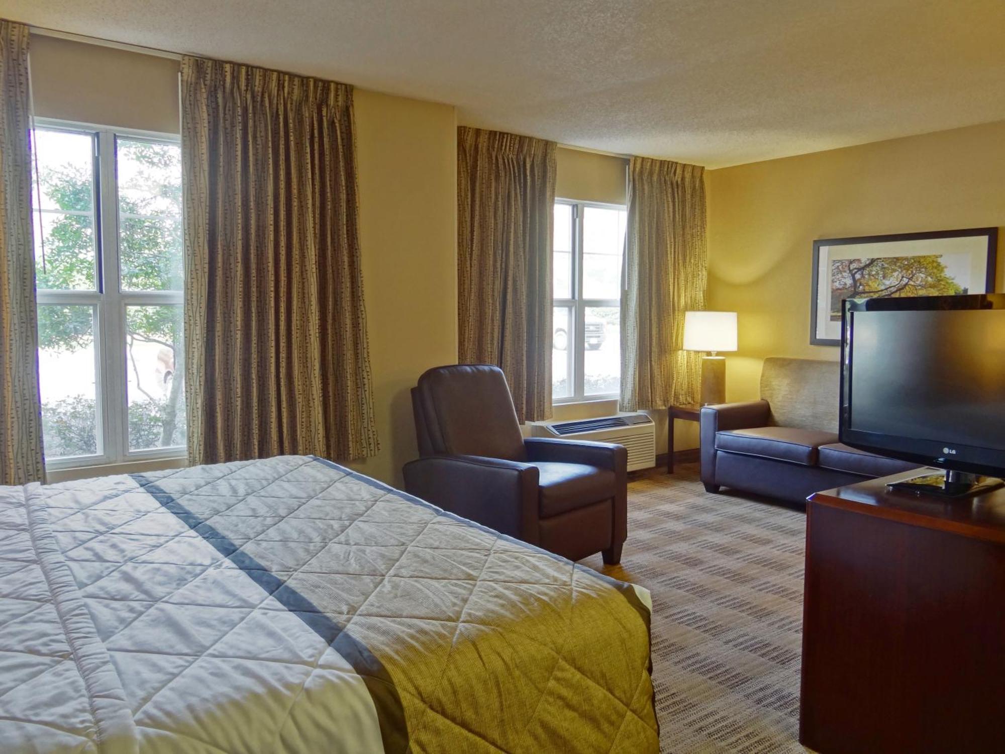 Deluxe Studio with 1 King Bed - Non-Smoking