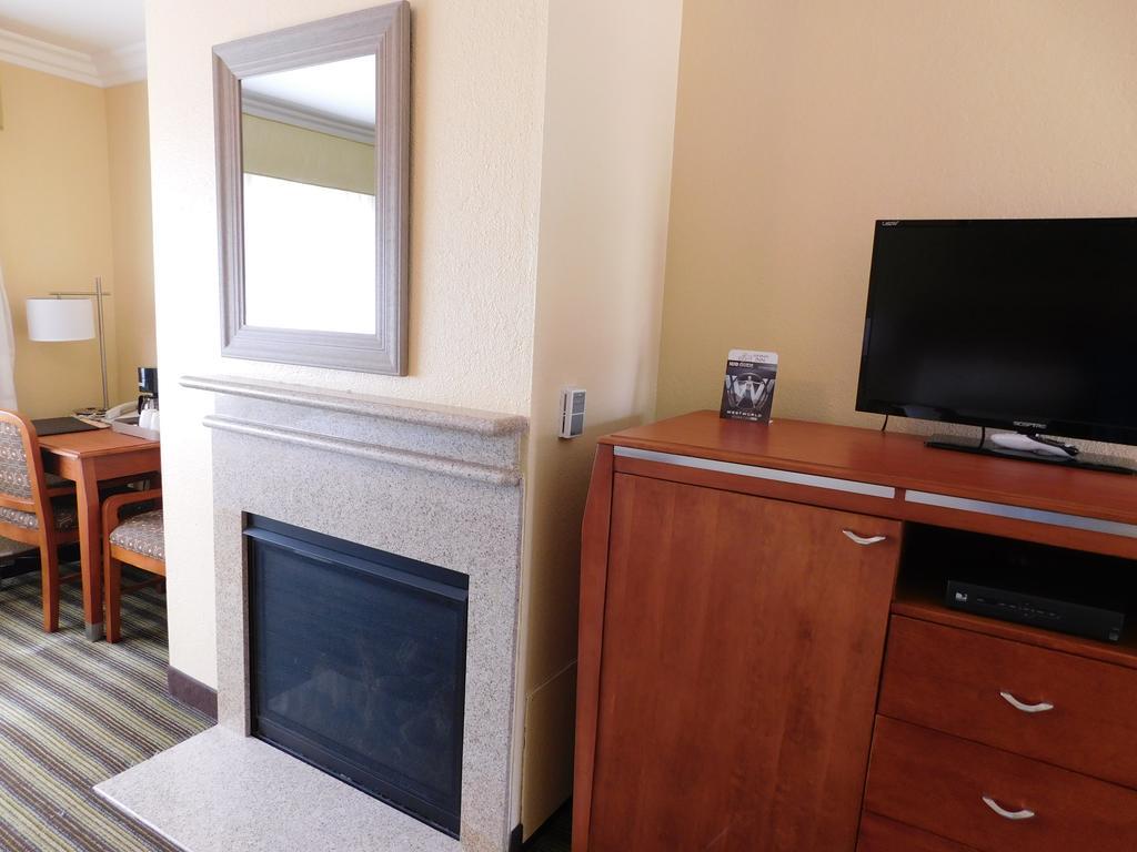 Queen Room Two Queen Beds Fireplace