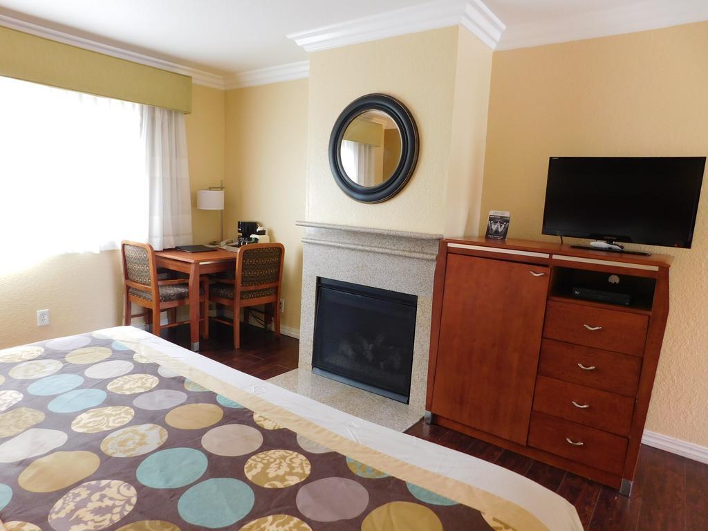 Queen Room Two Queen Beds Fireplace