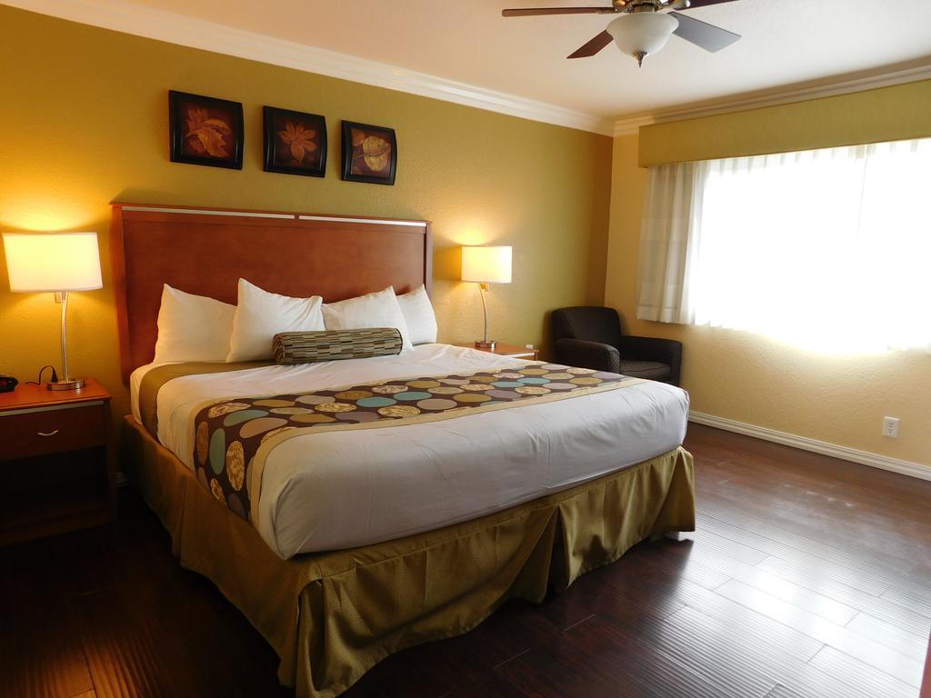 Queen Room Two Queen Beds Fireplace