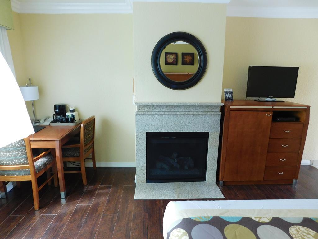 Queen Room Two Queen Beds Fireplace