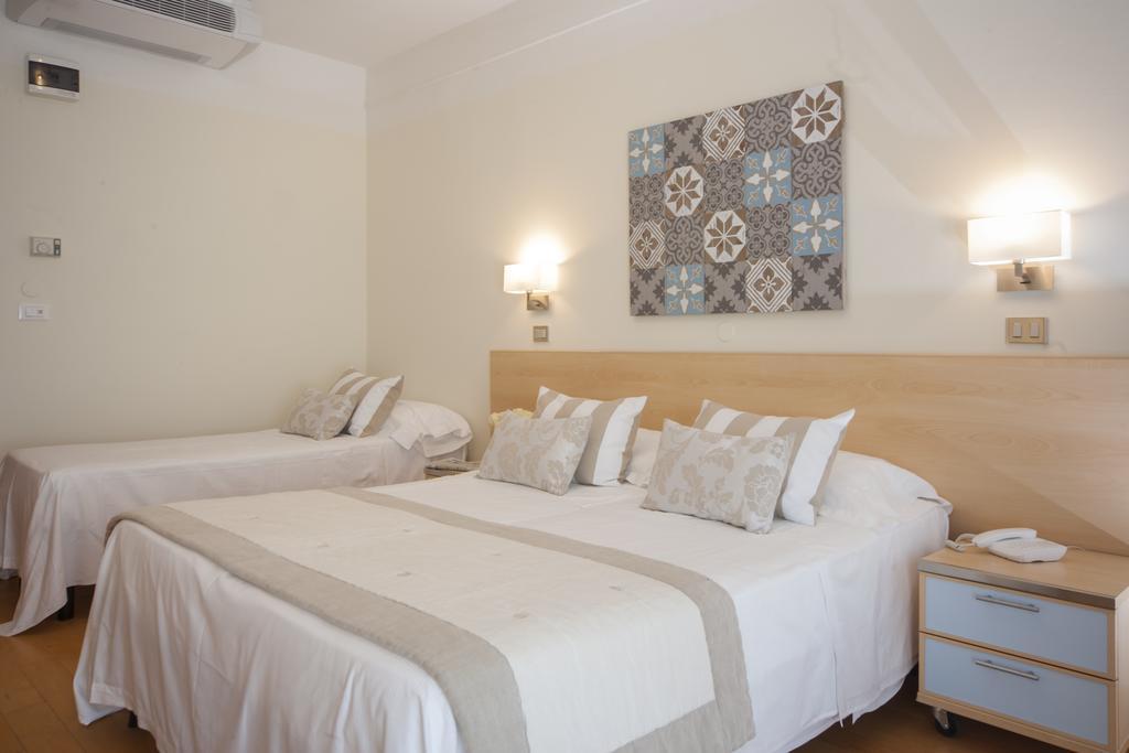 Comfort Quadruple Room lateral sea view