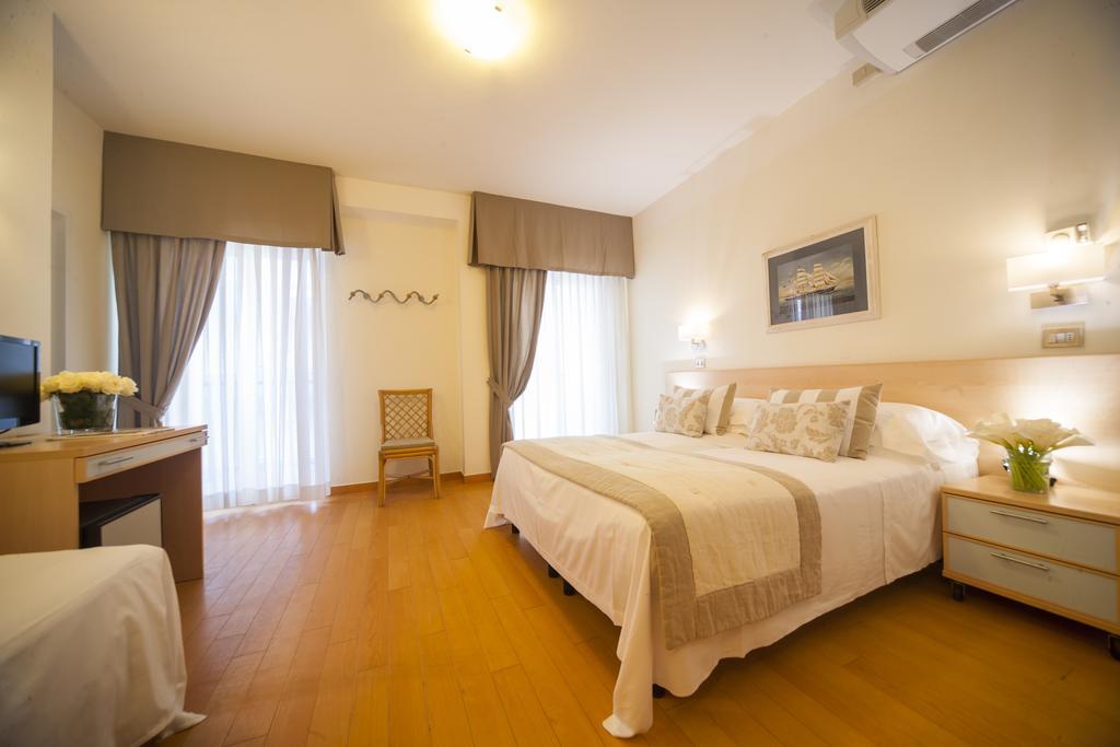 Comfort Quadruple Room lateral sea view