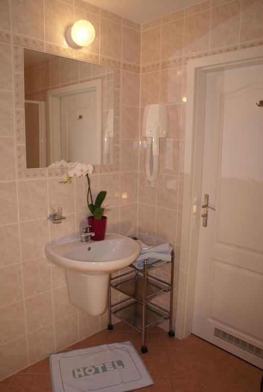 Dreibettzimmer mit Gartenblick