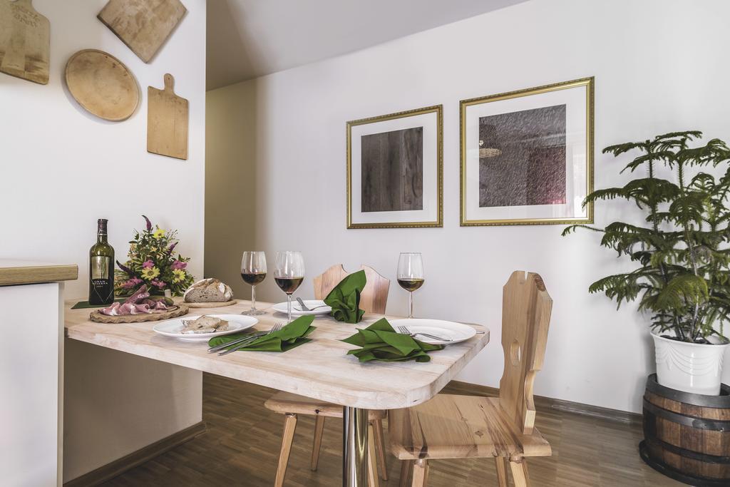 Ferienwohnung mit zwei Schlafzimmern (1 großes Queensize-Bett) mit Gartenblick