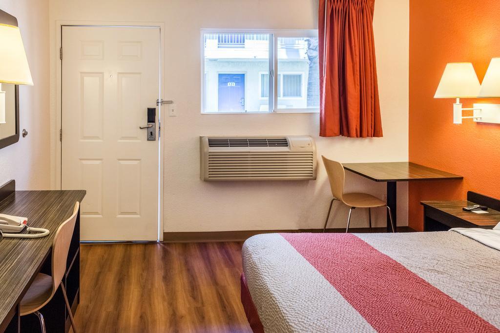 1 Queen Bed |