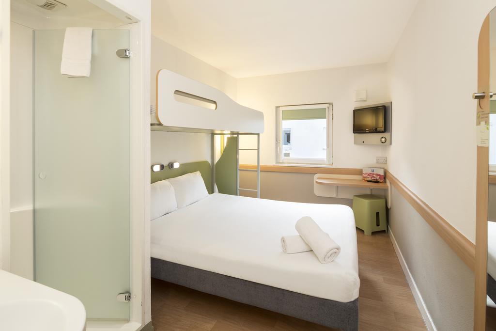 Dreibettzimmer mit Doppelbett und Etagenbett