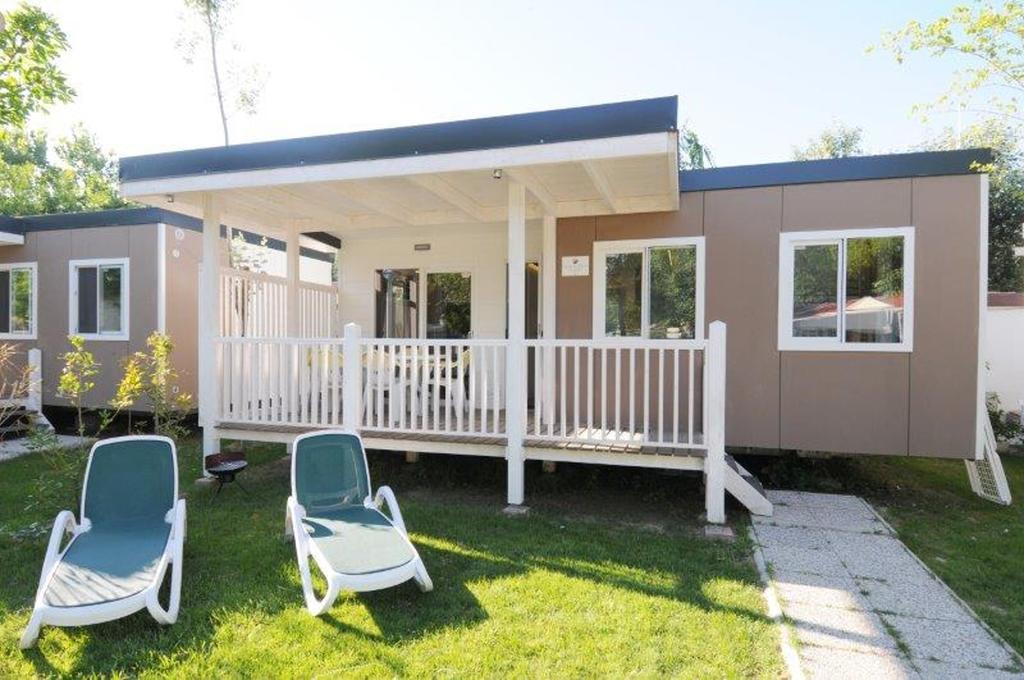 Mobile Home Next Towels or Bed linen available a fee Pets allowed a fee,377049940:JPEG