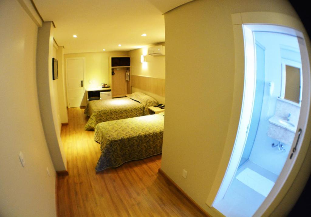 Quarto com 2 Camas de Solteiro