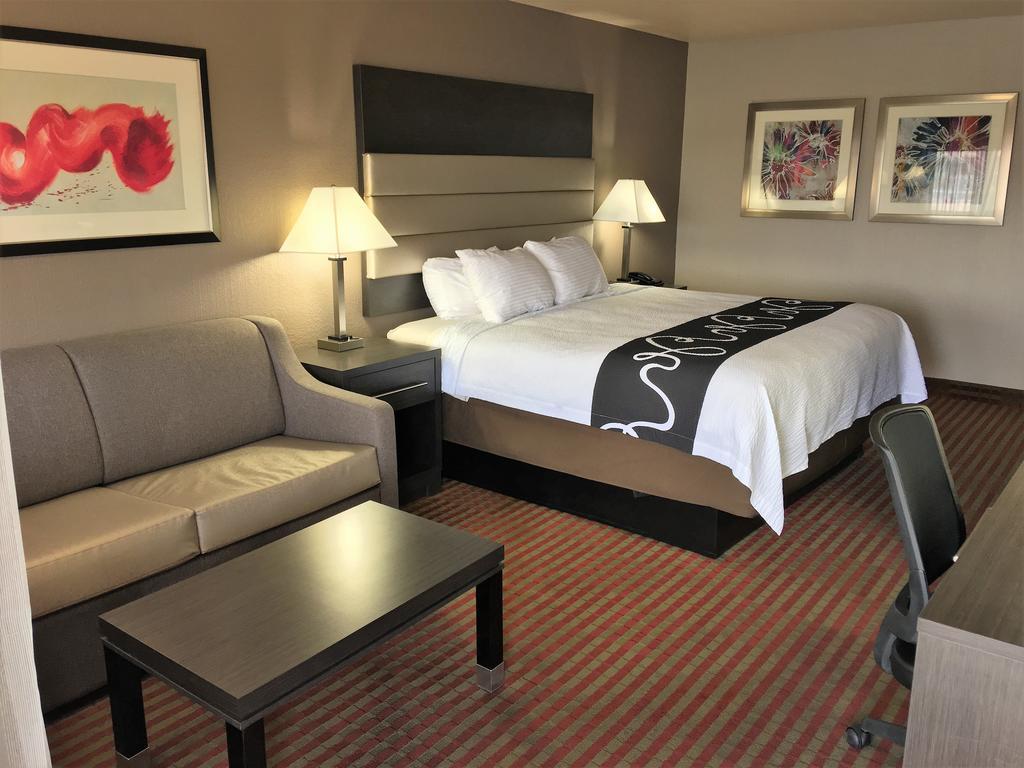 King Room with Bath Tub - Mobility Access Room/Non-Smoking
