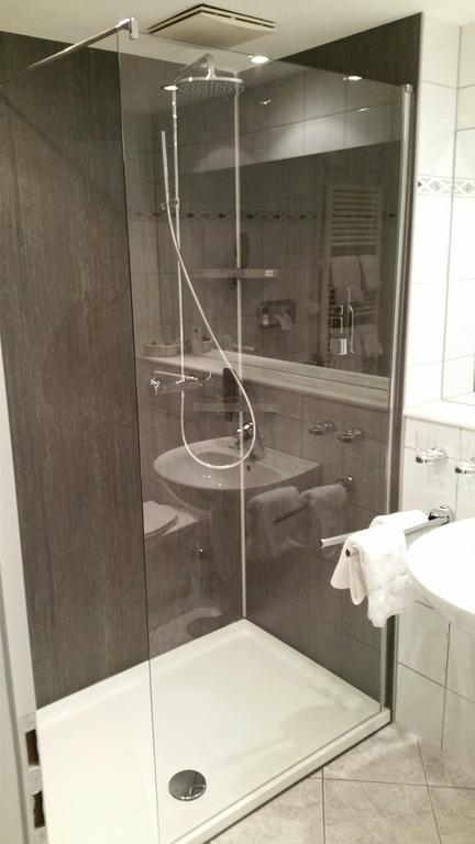 Standard Doppelzimmer mit seitlichem Meerblick