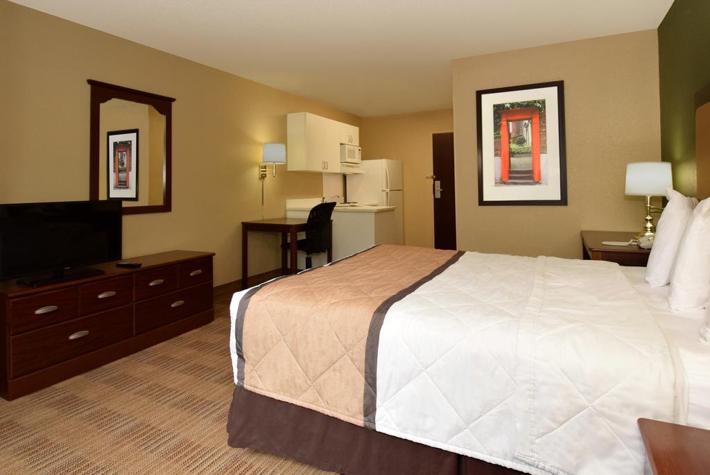 1 King Bed | Non-Smoking, Kitchen, Shower