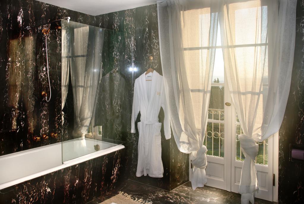 Deluxe Double Room Bath
