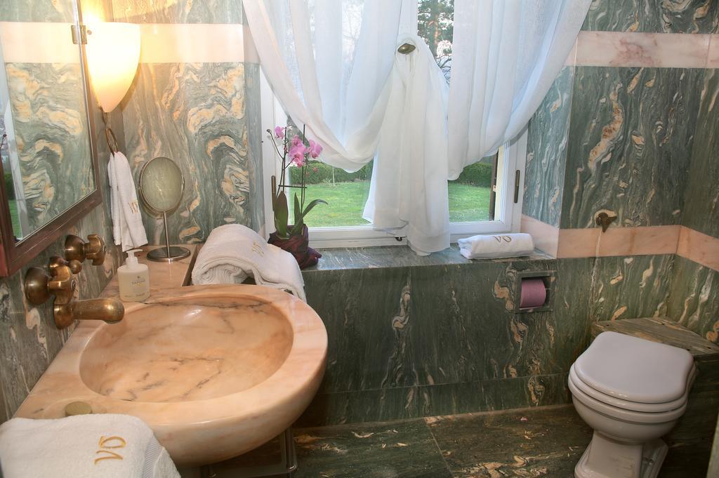 Deluxe Double Room Shower