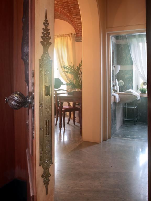 Deluxe Double Room Shower