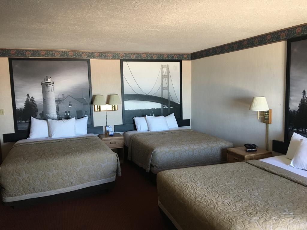 Lakefront Superior Queen Room with Three Queen Beds - Non-Smoking